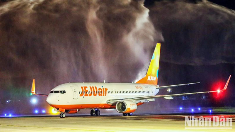 Màn phun nước chào mừng chuyến bay thương mại đầu tiên của Jeju Air hạ cánh tại sân bay Liên Khương.