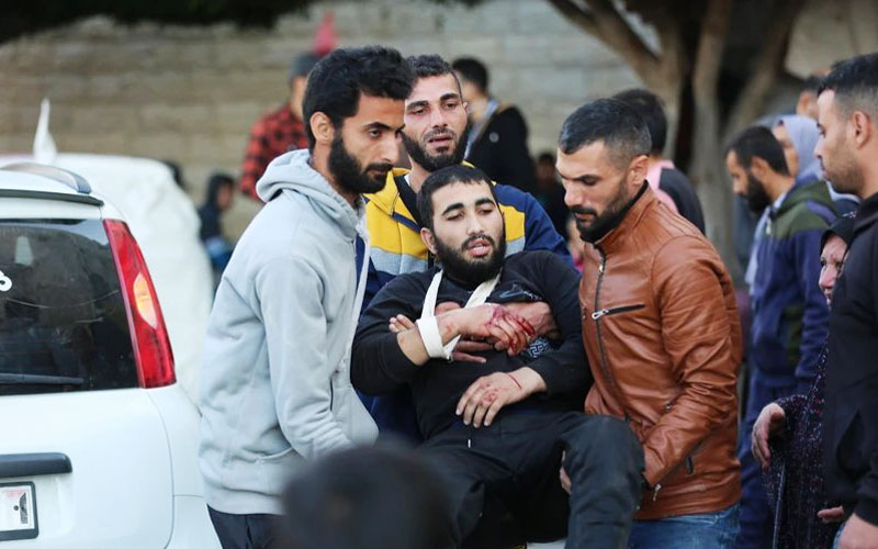 Lực lượng cứu hộ chuyển người bị thương sau vụ tấn công của Israel xuống thành phố Deir el-Balah, miền Trung Dải Gaza, ngày 19/12/2023. 