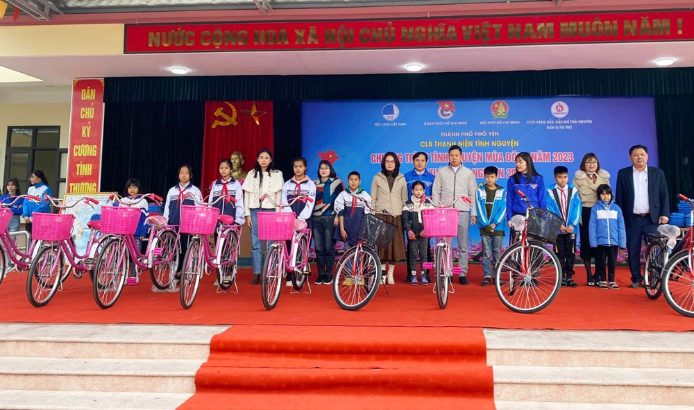 Đoàn tình nguyện tặng xe đạp cho các em học sinh vượt khó học tốt.