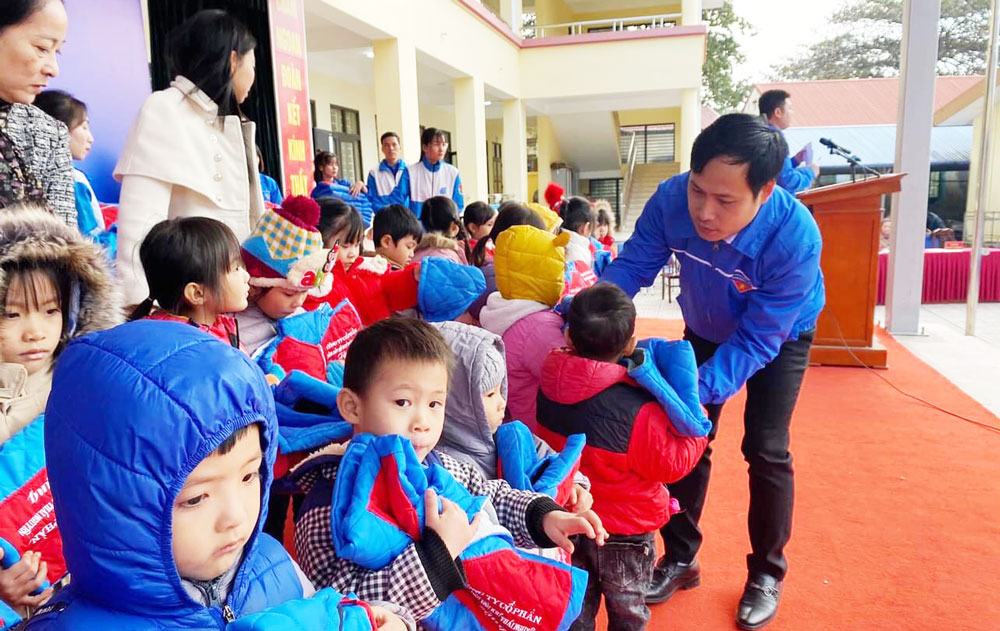 Tặng áo ấm cho học sinh có hoàn cảnh khó khăn.