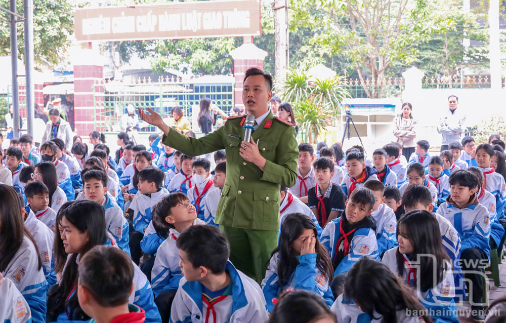 Công an TP. Thái Nguyên tuyên truyền, phổ biến giáo dục pháp luật về vũ khí, vật liệu nổ, công cụ hỗ trợ và pháo cho học sinh trường THCS Túc Duyên.