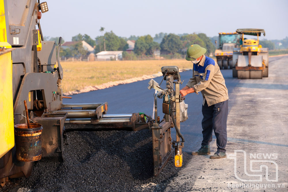 Hiện nay, các nhà thầu đang tập trung hoàn thành hạng mục thảm bê tông nhựa mặt đường trên toàn tuyến.