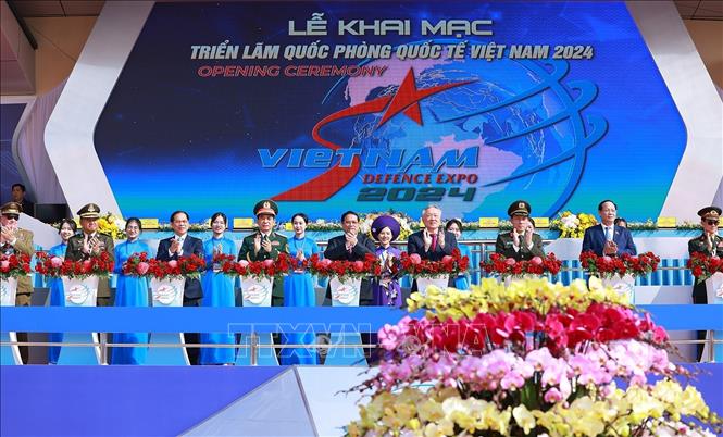 Thủ tướng Phạm Minh Chính và các đại biểu khai mạc Triển lãm Quốc phòng quốc tế Việt Nam 2024. Ảnh: Dương Giang/TTXVN