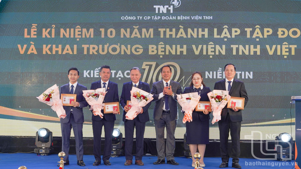 Đại diện Ban Chấp hành Hiệp hội Bệnh viện tư nhân Việt Nam tặng Kỷ niệm chương Vì sự nghiệp phát triển y tế tư nhân Việt Nam cho 5 cá nhân của Công ty CP Tập đoàn Bệnh viện TNH.