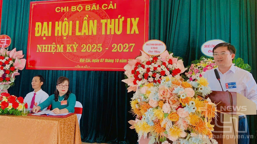 Lãnh đạo huyện Đại Từ dự, chỉ đạo công tác tổ chức tại Đại hội Chi bộ xóm Bãi Cải (Tiên Hội).