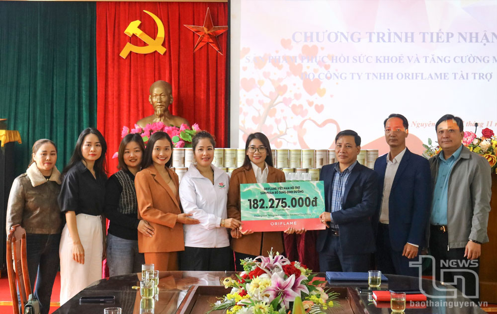 Các thành viên Câu lạc bộ Nhân Ái 11/11 Thái Nguyên và đại diện Công ty TNHH ORIFLAME Việt Nam trao phần quà trị giá hơn182 triệu đồng cho bệnh nhân đang điều trị tại Trung tâm Điều dưỡng và Phục hồi chức năng Tâm thần kinh Thái Nguyên.