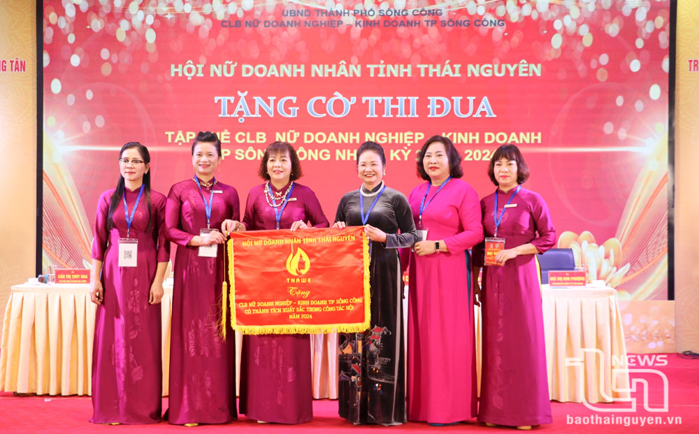 Bà Nguyễn Thị Vinh, Chủ tịch Hội Nữ doanh nhân tỉnh, Tổng Giám đốc Công ty Cổ phần Thương mại Thái Hưng tặng Cờ thi đua cho Câu lạc bộ Nữ doanh nghiệp - kinh doanh TP. Sông Công.