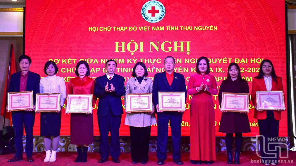 Lãnh đạo Hội Chữ thập đỏ tỉnh khen thưởng các tập thể, cá nhân có nhiều thành tích trong công tác hội và phong trào Chữ thập đỏ năm 2024.