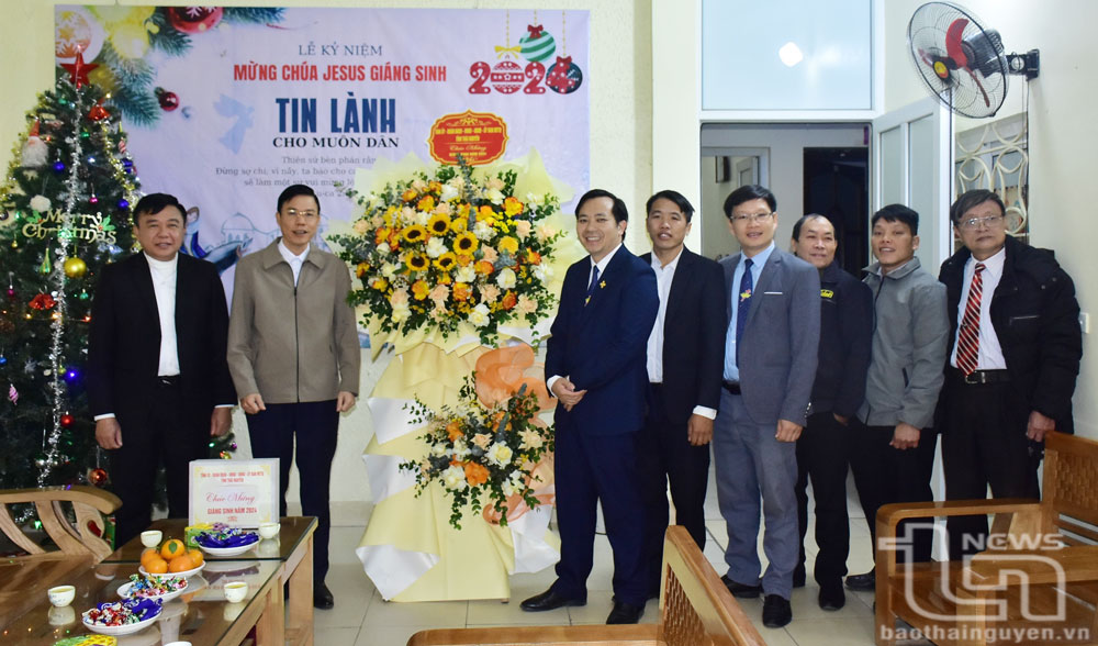 Đoàn đại biểu của tỉnh tặng quà, hoa, chúc mừng Giáng sinh tới các chức sắc, tín đồ Hội thánh Tin lành Việt Nam (miền Bắc) trên địa bàn tỉnh.