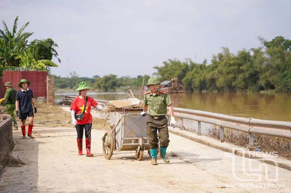 Đoàn viên Công an huyện Phú Bình hỗ trợ nhân dân khắc phục hậu quả bão số 3.