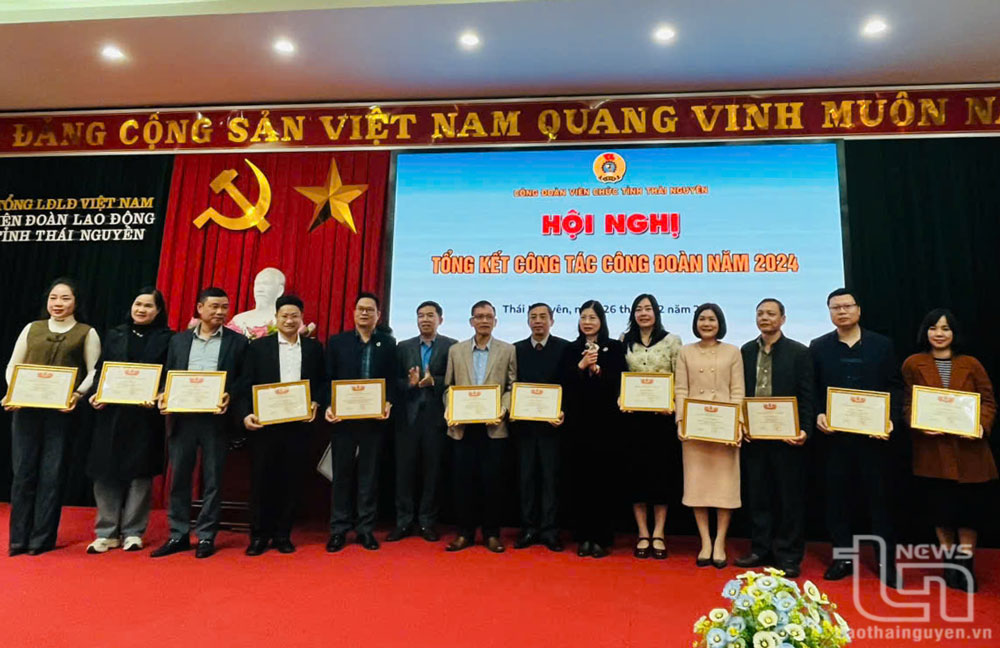 Các tập thể có thành tích xuất sắc trong công tác năm 2024 được khen thưởng tại Hội nghị.