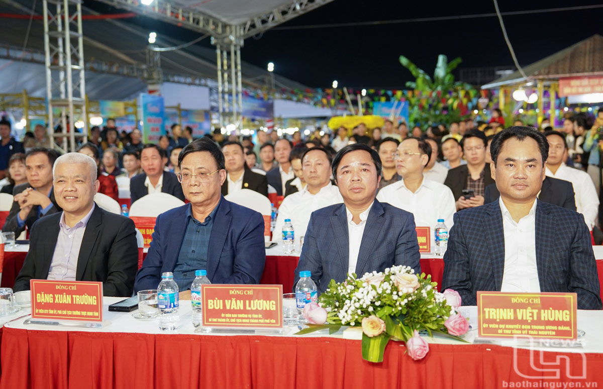 Đồng chí Bí thư Tỉnh ủy Trịnh Việt Hùng và các đại biểu tham dự.