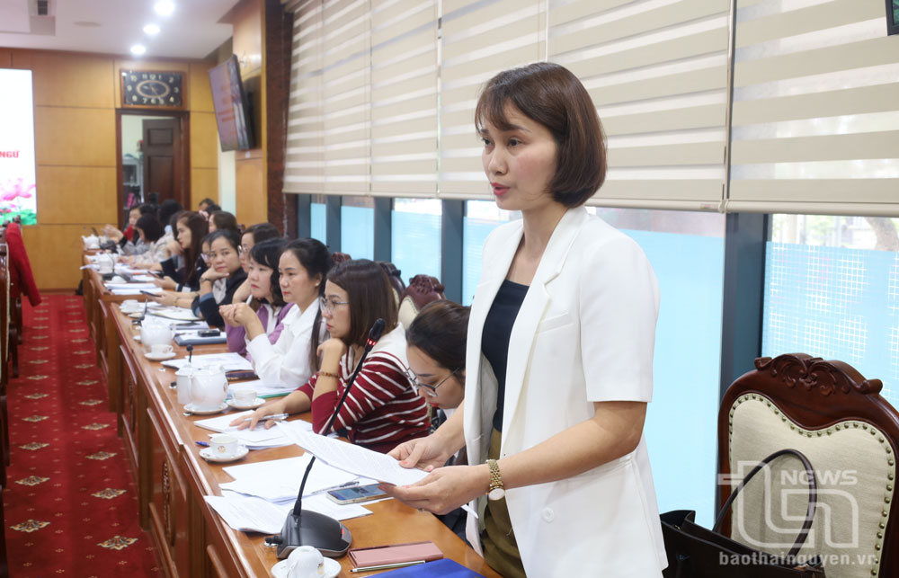 Các đại biểu là giáo viên đại diện cho các cấp học trên địa bàn tỉnh phát biểu, nêu ý kiến nhằm nâng cao chất lượng công tác đào tạo ngoại ngữ.