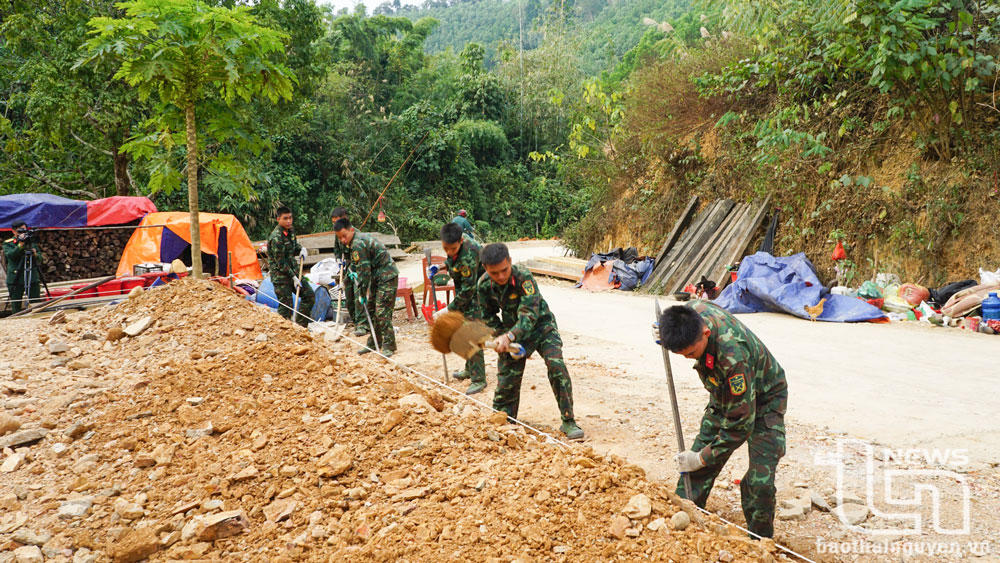 Chiến sĩ Trung đoàn 2 giúp đỡ gia đình chính sách ở xã Thần Sa xây dựng nhà mới.