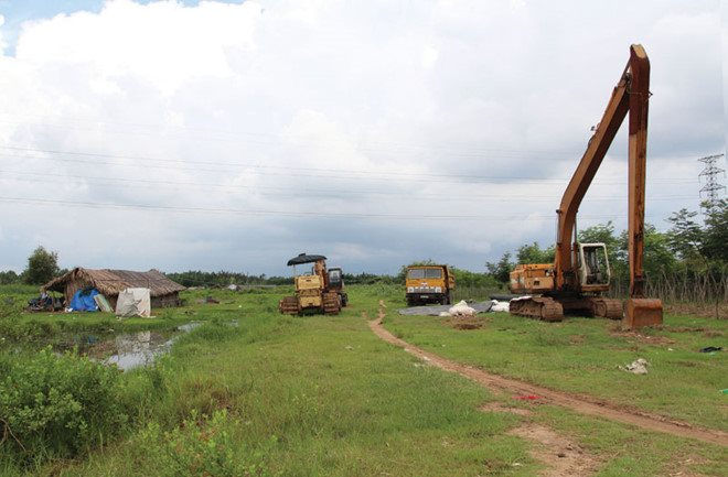 Đối với hộ nghèo bị thu hồi đất thì được hỗ trợ bằng tiền một lần để vươn lên thoát nghèo.