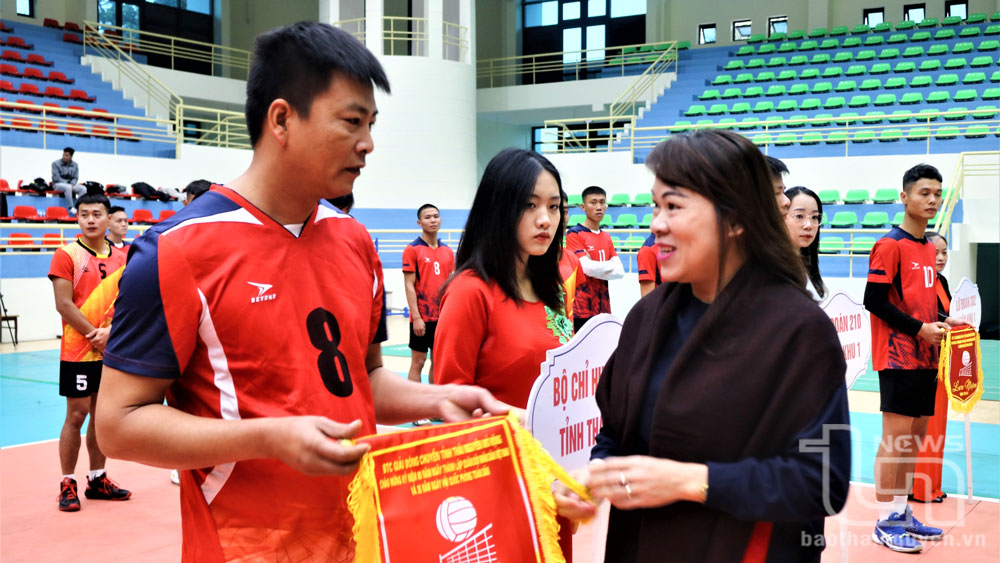 Đồng chí Nguyễn Thị Mai, Phó trưởng Ban Thường trực Ban Tuyên giáo Tỉnh uỷ, trao Cờ lưu niệm cho các đội tham gia.