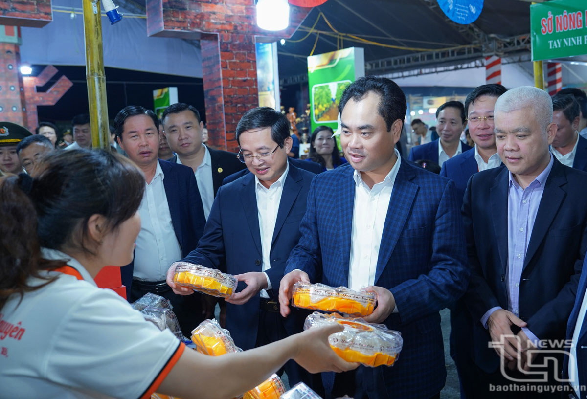 Đồng chí Bí thư Tỉnh ủy Trịnh Việt Hùng và các đại biểu tham quan khu trưng bày sản phẩm đặc sản vùng miền của các địa phương.