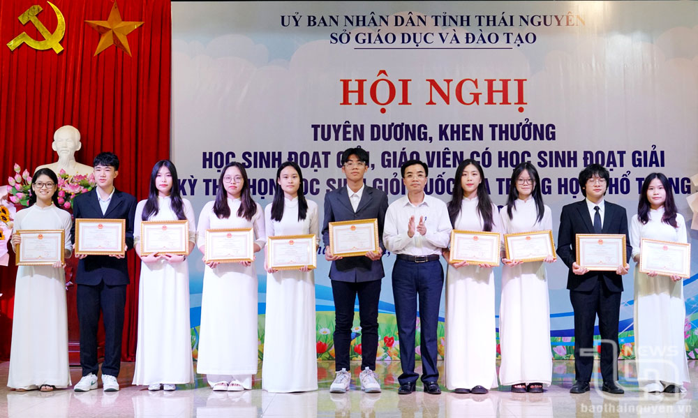 Lãnh đạo Sở Giáo dục và Đào tạo trao thưởng cho học sinh Trường THPT Chuyên Thái Nguyên đạt giải Quốc gia năm học 2023-2024.