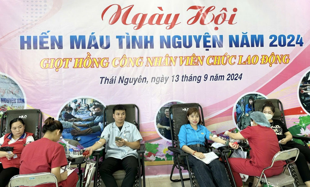 Công nhân tham gia hiến máu.