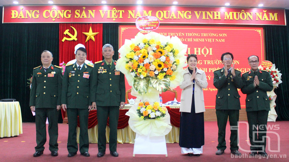 Lãnh đạo UBND TP. Thái Nguyên tặng hoa chúc mừng Đại hội.