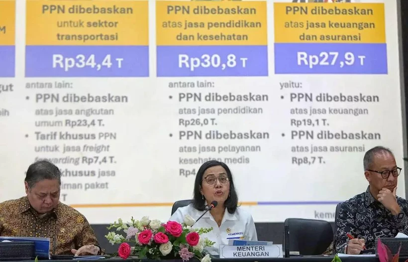 Minister of Finance Sri Mulyani (center) delivers a statement during a press conference at the Coordinating Ministry for Economic Affairs, Jakarta (Photo: jakartaglobe.id)