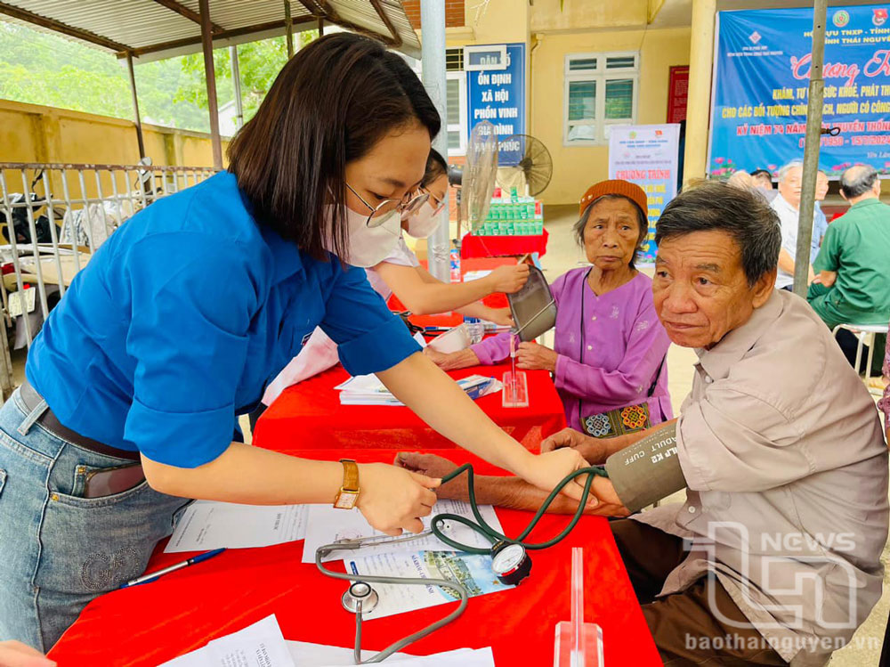 Tuổi trẻ Bệnh viện Trung ương Thái Nguyên khám bệnh, tư vấn miễn phí cho người có công xã Yên Lãng (Đại Từ).