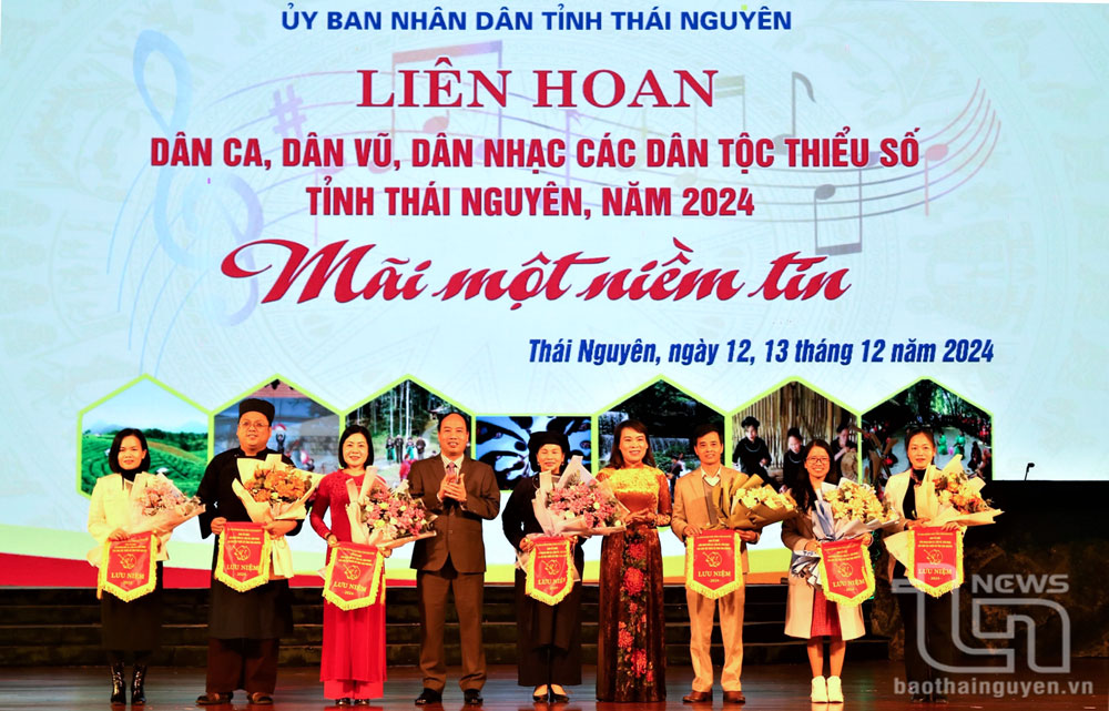 Lãnh đạo Ban Tuyên giáo Tỉnh ủy; lãnh đạo Sở Văn hóa, Thể thao và Du lịch tặng hoa và Cờ lưu niệm cho các đoàn tham dự.