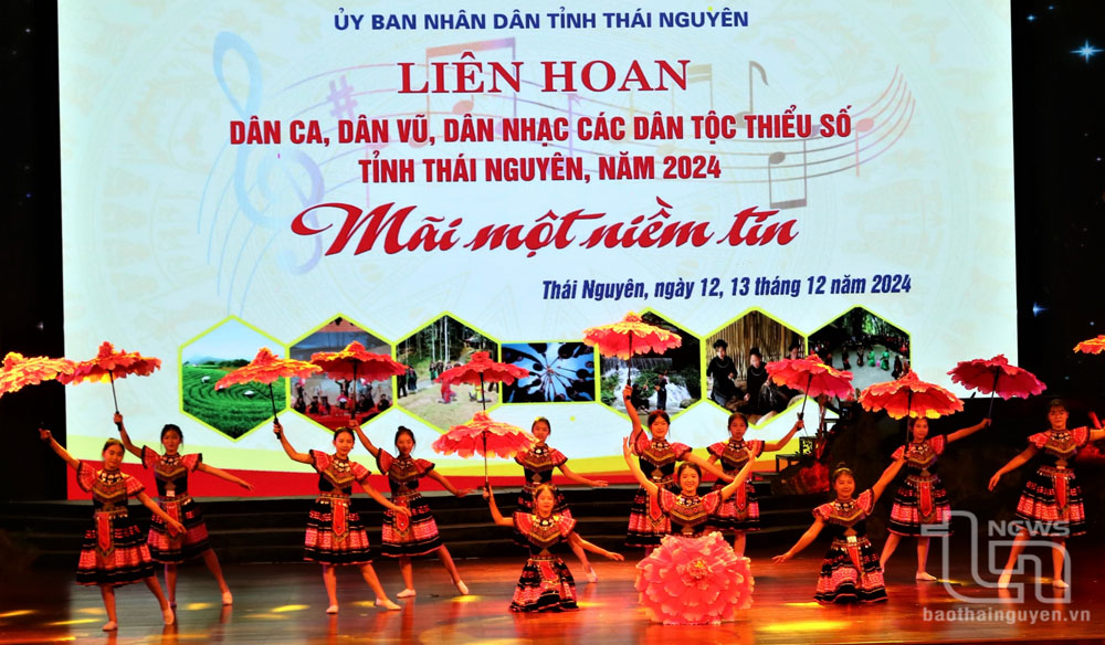 Màn dân vũ mở đầu Chương trình khai mạc Liên hoan của Đội Văn nghệ quần chúng huyện Đại Từ với tựa đề “Hoa rừng xuống núi”.