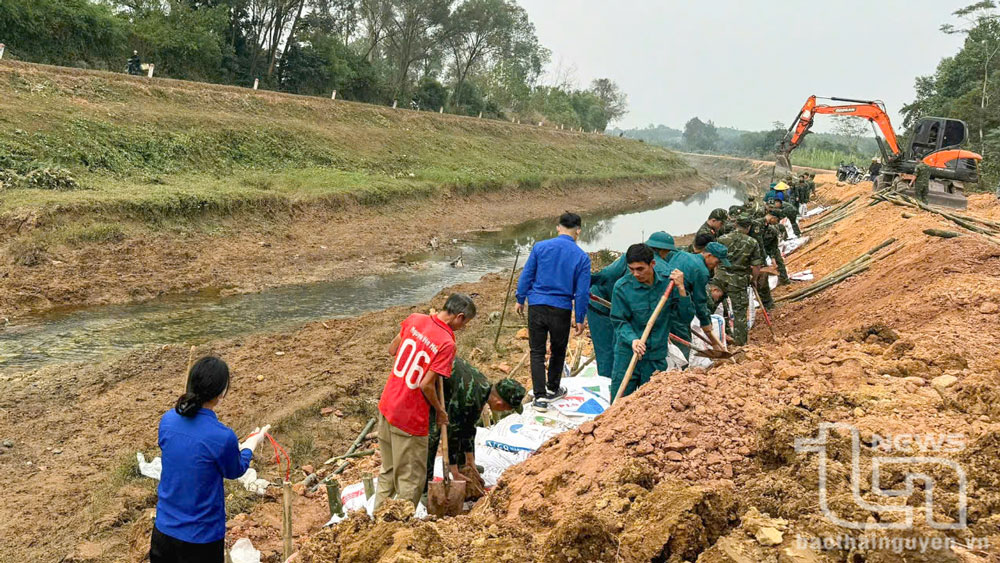 Tiểu đoàn 1 (Lữ đoàn 382) tham gia sửa chữa 40m bờ kênh Đào bị sạt lở.