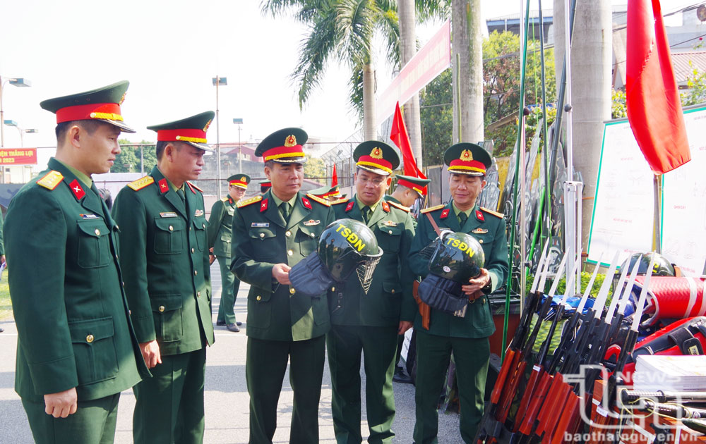 Đại tá Trần Ngọc Tiến, Ủy viên Ban thường vụ Tỉnh ủy, Chỉ huy trưởng Bộ CHQS tỉnh (đứng giữa), kiểm tra mô hình học cụ huấn luyện của các cơ quan, đơn vị.