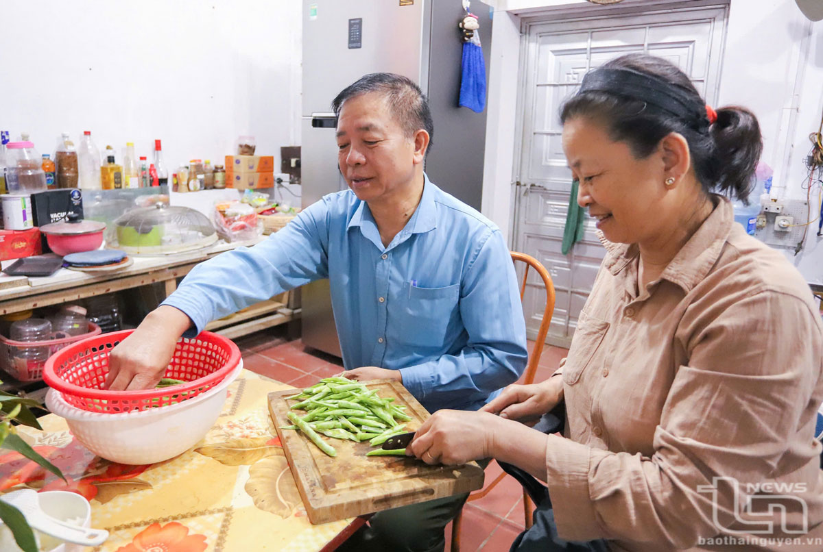 Vợ chồng ông Phạm Hồng Lĩnh ở thị trấn Hóa Thượng (Đồng Hỷ) luôn phát huy tinh thần gương mẫu, tích cực.