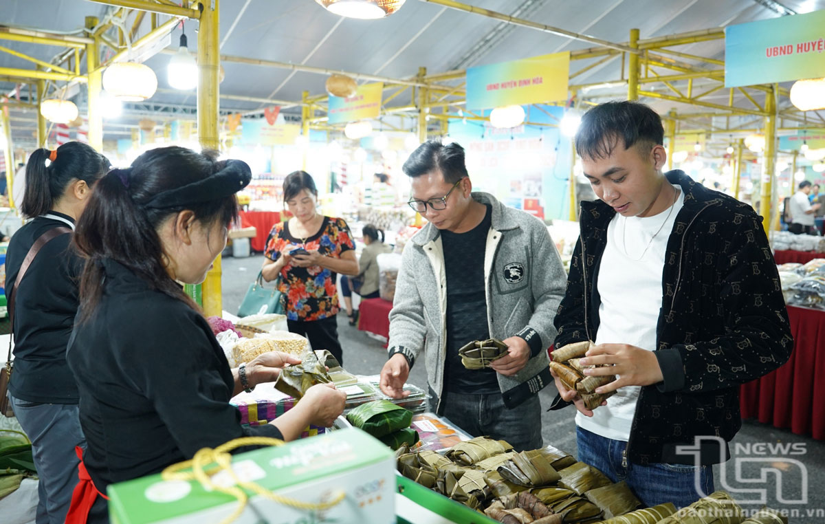 Người dân tham quan, mua hàng tại Festival.
