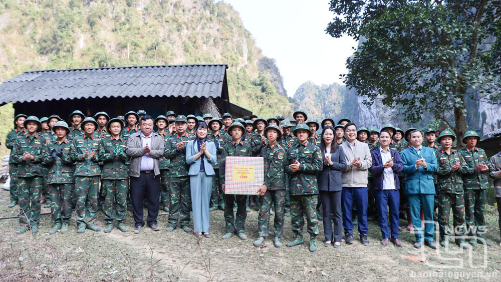 Lãnh đạo huyện Võ Nhai tặng quà cán bộ, chiến sĩ đang thực hiện công tác dân vận tại địa phương.