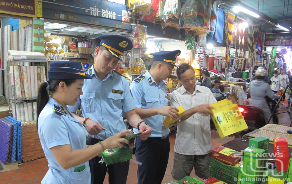 Lực lượng Quản lý thị trường kiểm tra một hộ kinh doanh bao bì sản phẩm chè tại chợ Thái.