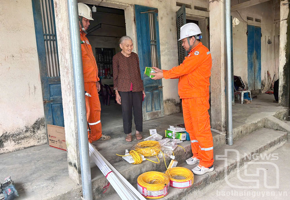 Công nhân Điện lực Phú Bình sửa điện cho hộ nghèo xã Hà Châu (Phú Bình).