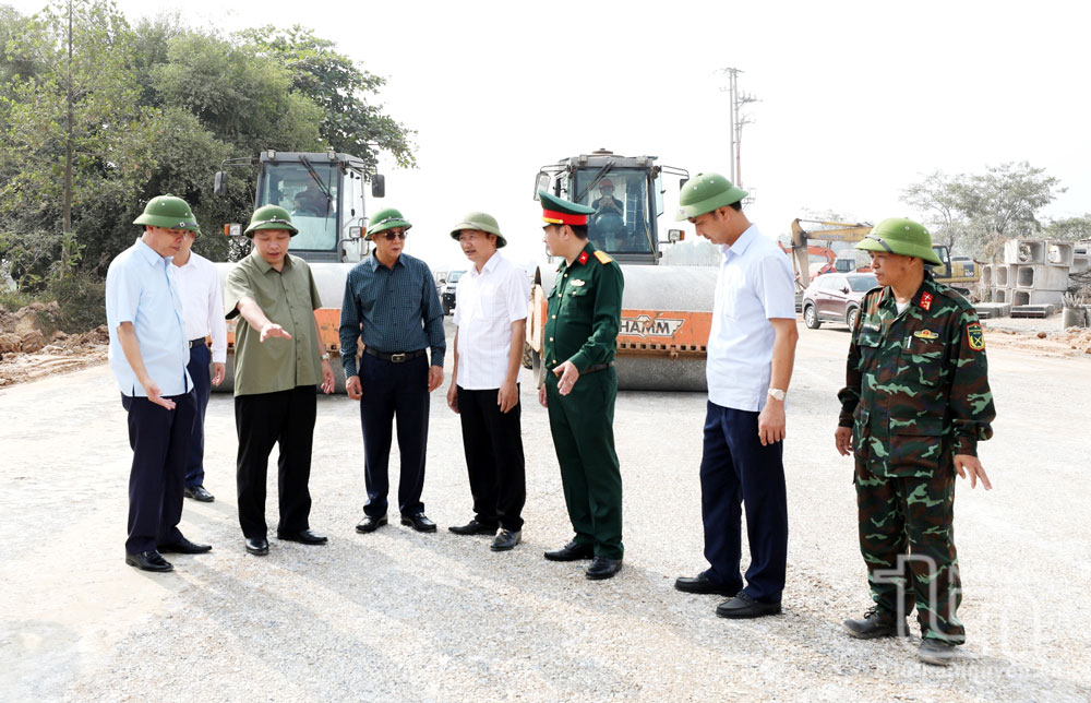 Đồng chí Chủ tịch UBND tỉnh Thái Nguyên Nguyễn Huy Dũng cùng Đoàn công tác kiểm tra, đôn đốc tiến độ các dự án giao thông trọng điểm chào mừng đại hội đảng bộ các cấp nhiệm kỳ 2025-2030. Ảnh: Mạnh Hùng