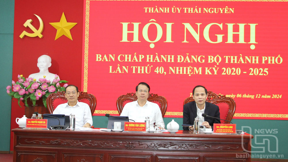 Các đồng chí Thường trực Thành ủy Thái Nguyên chủ trì Hội nghị.