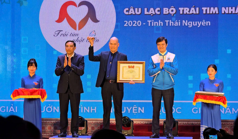 Đại diện Câu lạc bộ Trái tim Nhật thiện nhận Bằng khen tại Lễ trao Giải thưởng Tình nguyện quốc gia năm 2024.