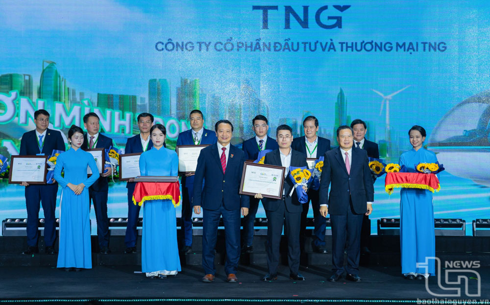 TNG receives the Top 100 Sustainable Enterprises in Vietnam 2024 award. 