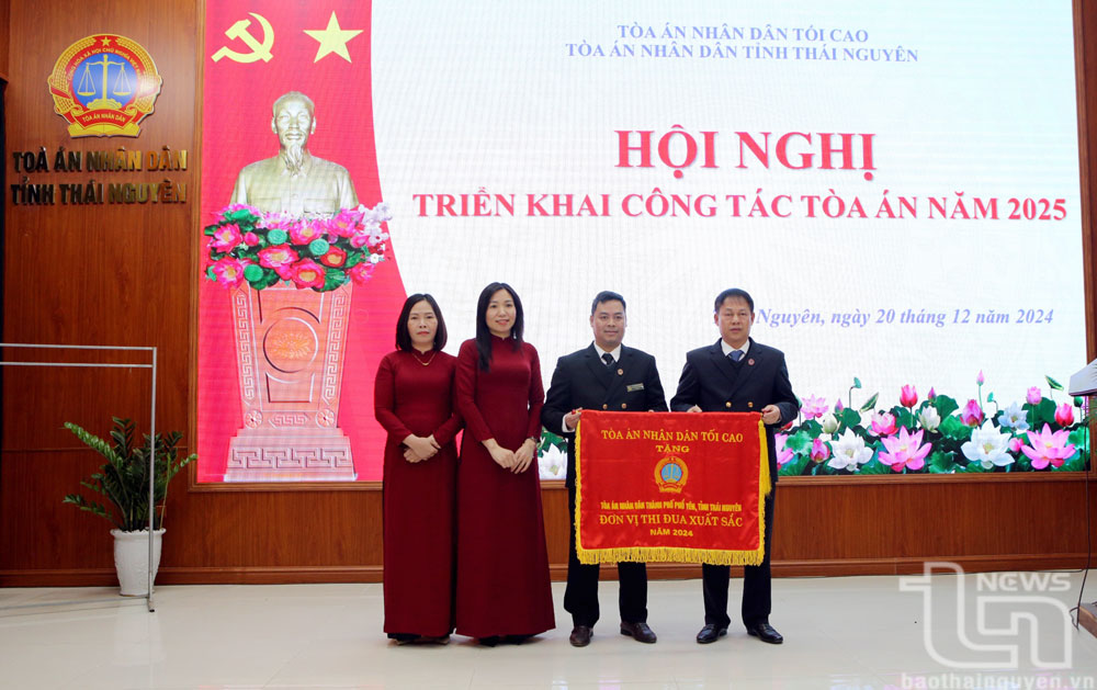 Lãnh đạo Tòa án nhân dân tỉnh trao Cờ thi đua của Tòa án nhân dân tối cao tặng Tòa án nhân dân TP. Phổ Yên.