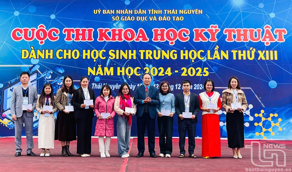 Lãnh đạo Công đoàn ngành Giáo dục tỉnh trao thưởng cho các thầy, cô giáo công tác tại huyện Định Hóa, Võ Nhai có học sinh đoạt giải tại Cuộc thi.