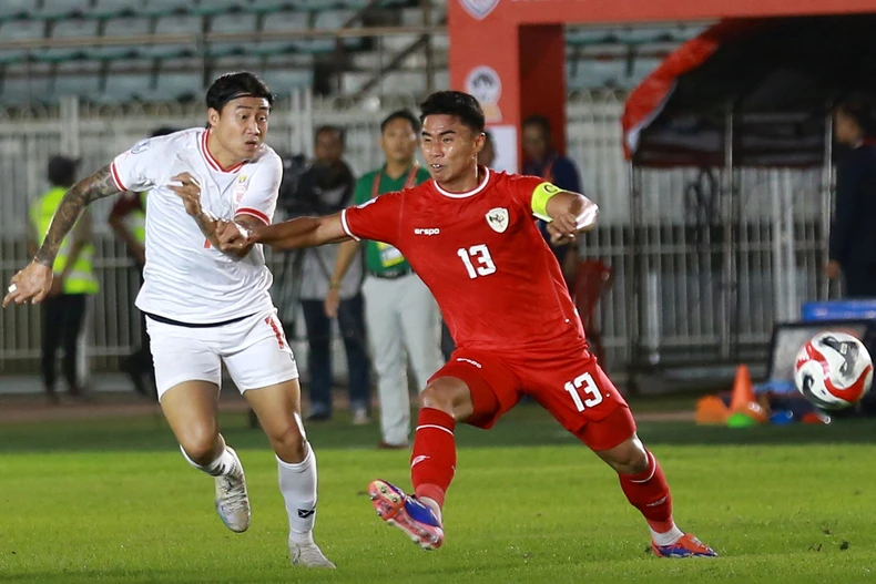 Bàn thắng giữa hiệp hai đã đem về chiến thắng 1-0 cho Indonesia (áo sẫm) trong trận gặp Myanmar. (Ảnh AFF)