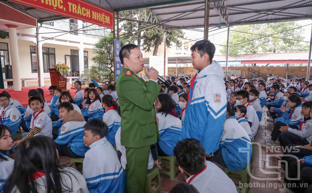 Các em học sinh trả lời câu hỏi nhằm nâng cao kiến thức về mối nguy hại của công cụ hỗ trợ và pháo.