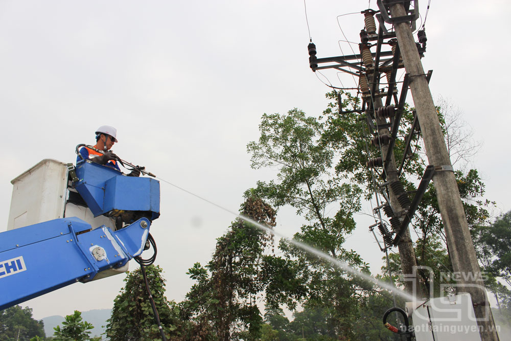 PC Thái Nguyên thực hiện vệ sinh công nghiệp TBA cho Công ty Xi măng Quang Sơn.