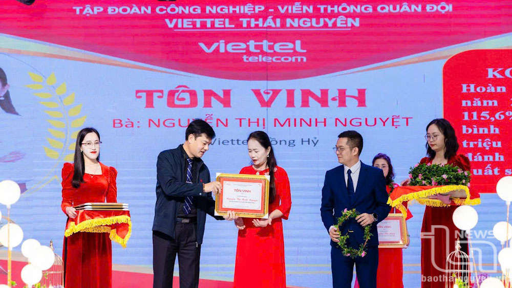 Lãnh đạo Viettel Thái Nguyên tôn vinh và trao 22 suất quà khen thưởng cho các kênh bán xuất sắc năm 2024.