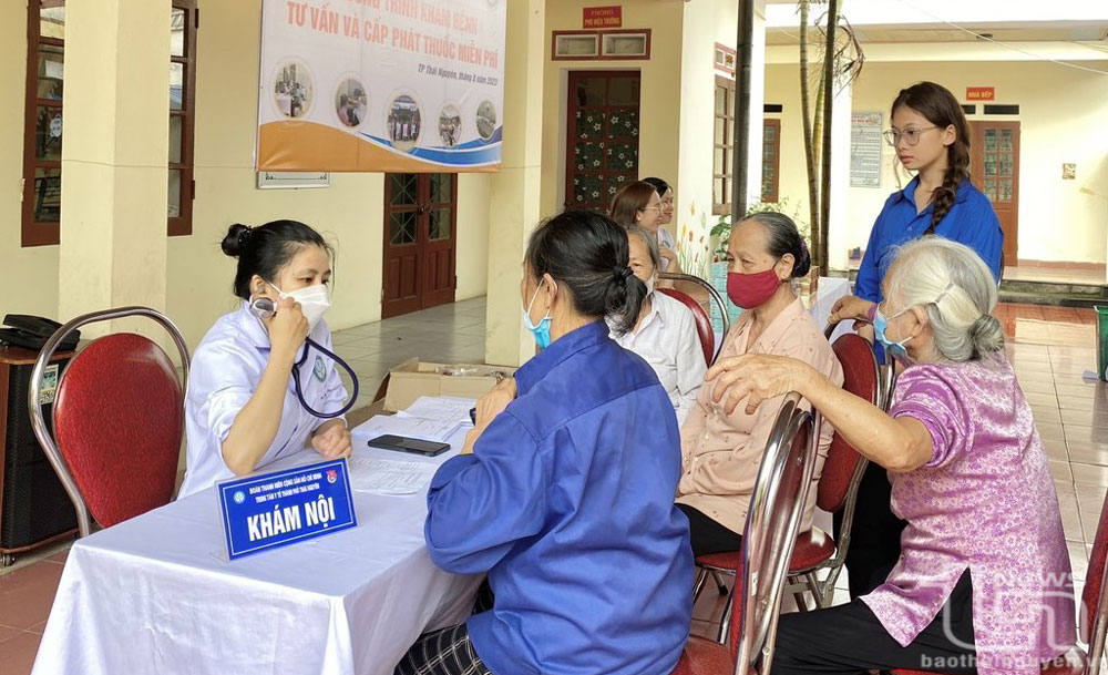 Đoàn viên thanh niên là y, bác sĩ của Trung tâm Y tế TP. Thái Nguyên khám bệnh, tư vấn biện pháp chăm sóc sức khỏe, cấp thuốc miễn phí cho các đối tượng chính sách và người dân phường Cam Giá.