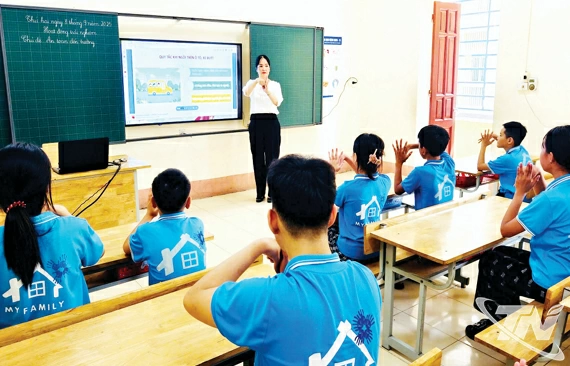 Giờ học ngôn ngữ ký hiệu tại Trung tâm - nơi cô và trò kết nối bằng ánh mắt, cử 
chỉ và sự kiên nhẫn.