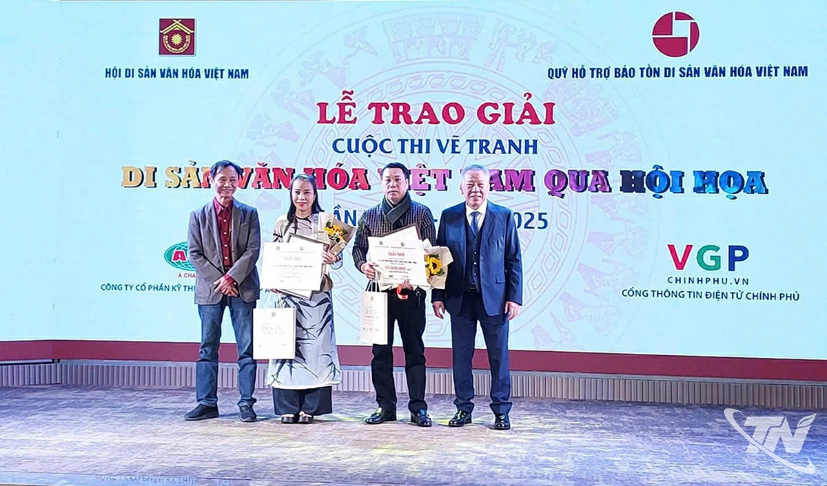 Họa sĩ Trương Mạnh Sáng (đứng thứ 2 từ phải sang) nhận giải Nhì cuộc thi vẽ tranh Di sản văn hóa Việt Nam qua hội họa lần thứ II - Năm 2025.