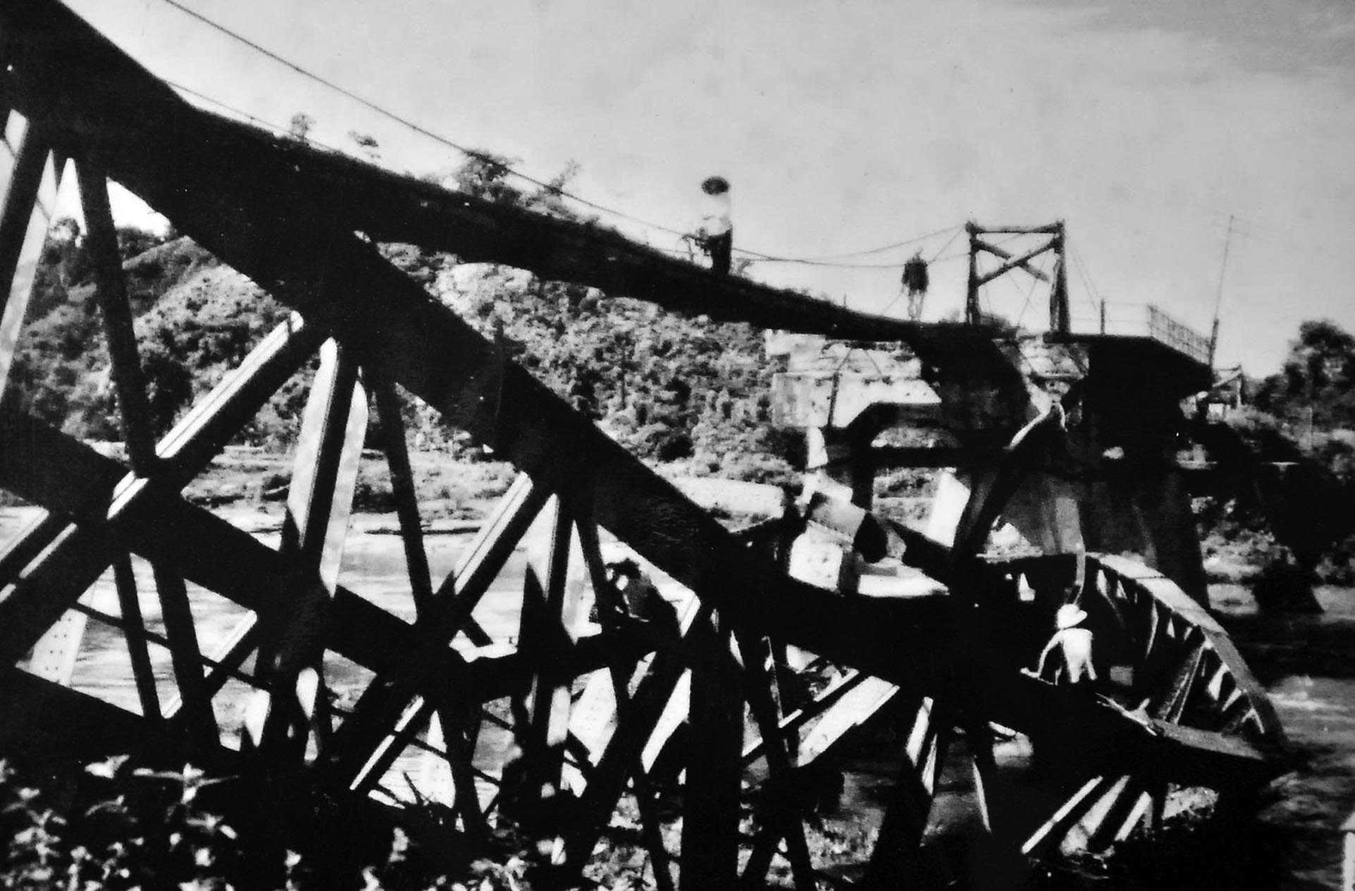 Cầu Phà bị bom Mỹ phá sập trong kháng chiến chống Mỹ. Ảnh: Tư liệu