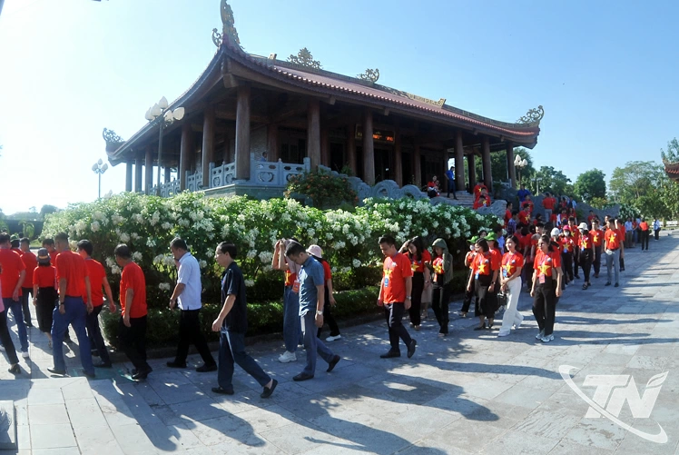Loài hoa trắng mang tên én bạc được trồng rất nhiều trong Khu di tích.